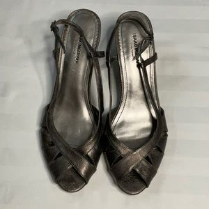 Isaac Mizrahi low heel silver dress shoes